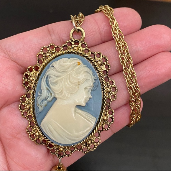 Vintage Unsigned Blue Cameo Pendant Necklace - Picture 7 of 15